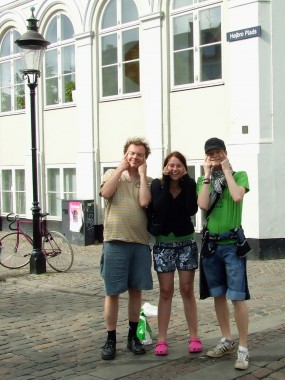 Bilde av turister på Højbro plads som later som om de er kinesere