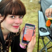 Min nydelige maskot Lea setter sammen konsertprogrammet sitt i Roskilde-appen. Foto: Just Thomas Misund