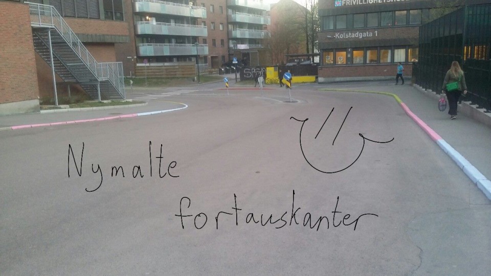 Nymalte fortauskanter på Tøyen.